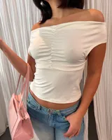 Top color crema con escote off-shoulder y frunce en el centro.