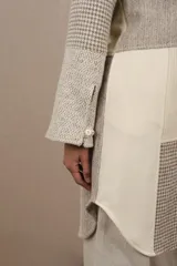 Camisa larga color beige con cuello mao, manga larga con tajo y botón. Diseño con bloques de tela con textura.