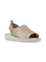 Sandalia gris con textura, faja ancha, suela blanca estilo sporty y elástico trasero.