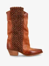 Bota de cuero color marrón con caña media y detalle de tramado en los laterales. Diseño de punta fina y taco ancho bajo.