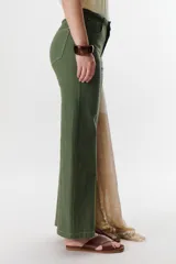 Pantalón de jean blanco de lino strech, corte recto y tiro alto.