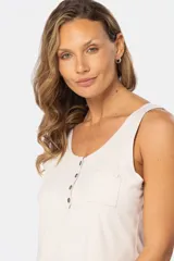 Musculosa color beige con botones y bolsillo en el pecho.
