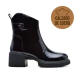 Bota de charol negro, con taco bajo y diseño elegante, confeccionada en cuero.