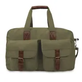 Bolso tipo duffel de lona color beige con detalles en cuero marrón. Tiene doble asa de mano y correa bandolera ajustable y desmontable. Cuenta con cierre superior, bolsillos frontales con hebilla y bolsillos internos.