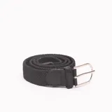 Cinturón negro trenzado con hebilla metálica plateada y apliques de cuero sintético.