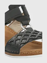 Sandalia Hush Puppies Bax III color negro con plataforma de cuña y ajuste con velcro.