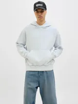 Buzo con capucha celeste, de manga larga y fit loose. Confeccionado en tejido loop back cepillado por dentro, con mangas ranglán, puños de canalé, forro de la misma tela en el interior de la capucha y estampa en goma de tacto suave ubicada en la espalda.