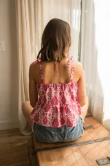 Top de lino estampado con breteles ajustables y elástico en la espalda.