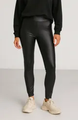 Leggins negros simil cuero, tiro medio.