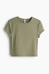 Remera verde oliva entallada de punto elástico, corte crop top, con cuello redondo ribeteado y mangas cortas.