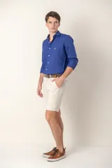 Camisa de manga larga color beige confeccionada 100% en lino, con cuello Hudson y corte slim fit.