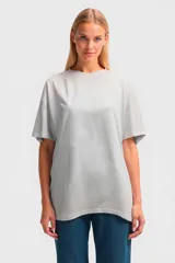 Remera color beige de corte holgado y mangas cortas.