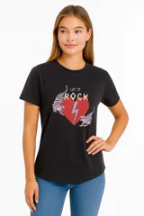 Remera negra de algodón con cuello redondo y estampado frontal de un corazón rojo con un rayo y dos tigres.
