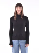 Polera de punto de manga larga, color verde militar, con cuello alto y diseño ajustado.
