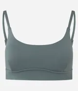 Top deportivo de color verde musgo, con escote redondo al frente y escote pronunciado en la espalda. Presenta breteles finos y una banda inferior ancha para mayor soporte.