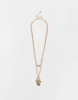 Collar dorado de doble cadena, una con dijes de perlas y ojo turco rojo, y otra con dijes de mano de Fátima y monedas.