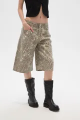 Bermuda de jean con estampado animal print, de calce alto y corte ancho.
