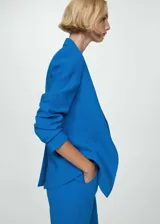 Blazer azul eléctrico con cuello de pico con solapa, cierre de dos botones en la parte delantera, manga larga con puños abotonados y dos bolsillos delanteros de ribete y solapa.