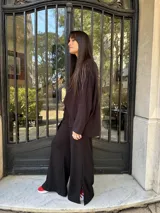 Pantalón de lanilla gris con lurex, corte palazzo y abertura en el lateral inferior.