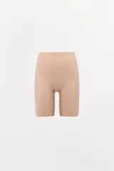 Shorts tipo ciclista color piel, de tiro alto y cintura elástica.