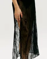 Vestido midi de encaje negro con abertura lateral y corte recto.