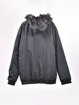 Campera gris con capucha con borde de piel sintética, cierre frontal con cremallera, bolsillos laterales con solapa y bolsillo con cremallera en la manga.