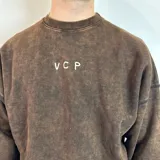 Buzo marrón con efecto gastado, corte oversize y estampa en la espalda con la frase "I will sleep until my problems disappear".