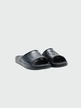 Sandalias de verano negras marca BOSS, modelo Darian, con logo en relieve en la tira.