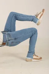Pantalón jean skinny de tiro medio, color celeste claro, con bolsillos delanteros y traseros.