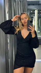 Minivestido negro de lurex con escote en V, mangas largas abullonadas y corte ajustado.
