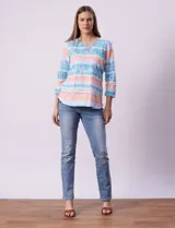 Blusa de algodón estampado con cuello a la base y escote en V con tachas. Manga ¾.