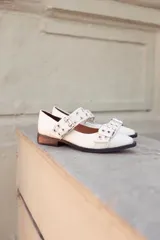 Ballerinas con estampado animal print, detalle de tiras con ojalillos y hebilla metálica.