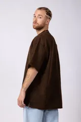 Remera marrón de algodón rústico con corte oversize, mangas cortas y costuras al corte.