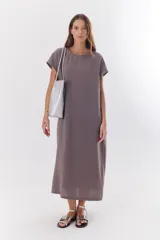 Vestido midi azul de lino y tencel, corte recto y mangas cortas.