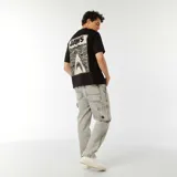 Remera negra de manga corta con estampa trasera de la película Tiburón (Jaws).