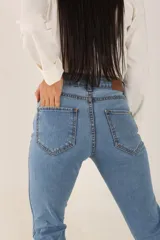 Pantalón jean skinny de tiro medio, color celeste claro, con bolsillos delanteros y traseros.