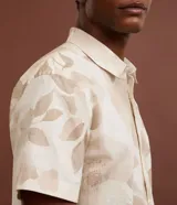 Camisa de manga corta con cuello inglés y estampado floral, corte comfort.