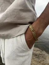 Pulsera dorada de eslabones anchos con cierre de hebilla. Diseño inspirado en el estilo Rolex.