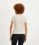 Remera básica de media malla color blanco, con cuello redondo y mangas cortas.