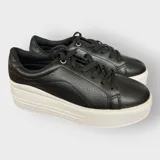 Zapatillas urbanas Champion Uni, color negro con suela blanca de plataforma. Confeccionadas en cuero sintético con ajuste de cordones.