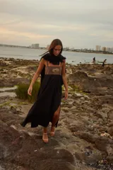 Vestido largo de seda negro combinado con gamuza y detalle de nácar en el escote.
