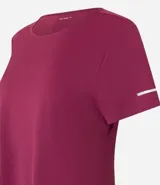 Remera deportiva blanca texturizada, con cuello redondo, manga corta, detalle reflectante y pliegue en la espalda.