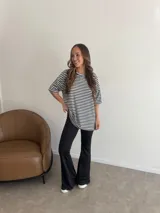 Pantalón Oxford de lycra color negro, con corte acampanado.