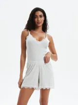 Short de pijama gris melange con cintura elástica y detalle de encaje blanco en el ruedo.
