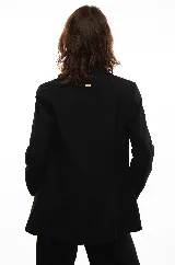 Blazer color beige entallado, con corte en la cintura y cierre con un botón.