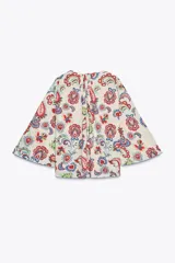 Camisa de algodón color crudo con estampado de cachemir en tonos rojo, azul y verde. Tiene cuello redondo, escote en pico, manga tres cuartos acampanada y bajo asimétrico redondeado.
