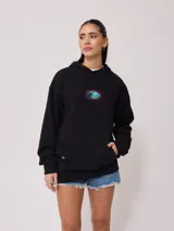 Canguro con capucha color crudo con estampado en la espalda con motivos playeros y texto en negro.