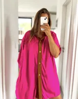 Camisola fucsia con solapa marrón, mangas 3/4 con botón y corte holgado.