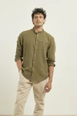 Camisa de lino color beige, de cuello mao y manga larga.