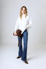 Blusa celeste con rayas verticales blancas, cuello mao y mangas largas abullonadas con puños elásticos.